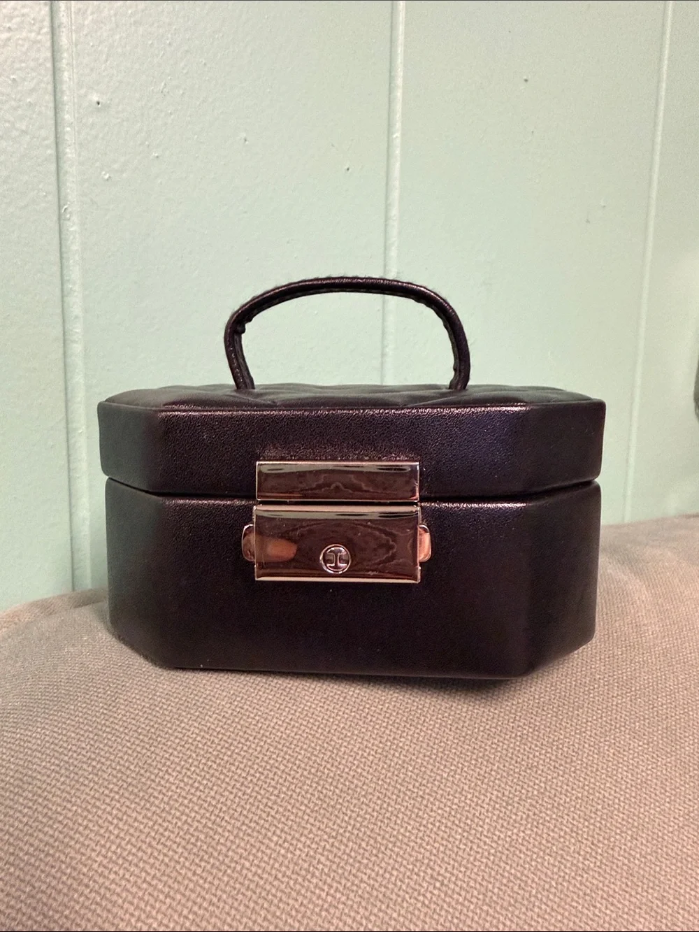 BNWT HERITAGE BY WOLF BLACK VEGAN LEATHER OCTAGONAL 2 TIER TRAVEL JEWELRY BOX